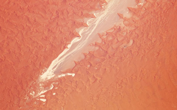 纳米比亚沙漠干涸的河流_1月精彩地球卫星照