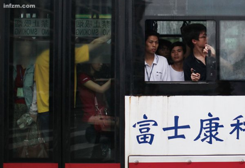 这些富士康员工每天坐着穿梭巴士上下班,往来于固定的车间和宿舍,却不清楚未来的方向。 (南方周末记者 王轶庶/图) 这些富士康员工每天坐着穿梭巴士上下班,往来于固定的车间和宿舍,却不清楚未来的方向。 (南方周末记者 王轶庶/图)
