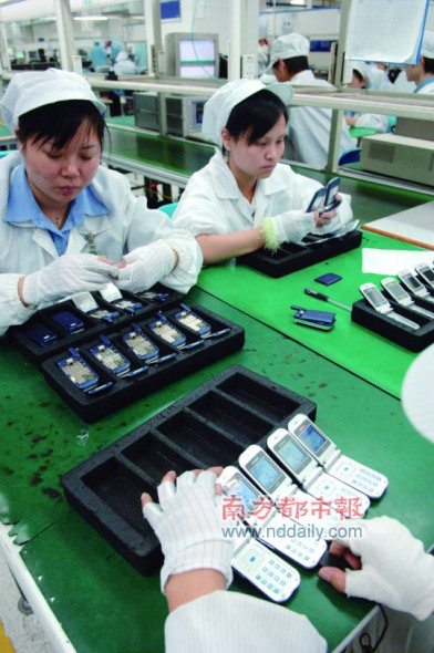 2005年11月,深圳康佳手机生产车间.