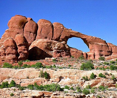 经历了成千上万年的风吹雨淋，以及沙漠风沙的侵袭，这处岩层最终形成了这种奇特的拱形