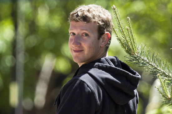 众多传媒和科技企业高管出席太阳谷峰会,图为Facebook CEO扎克伯格 众多传媒和科技企业高管出席太阳谷峰会,图为Facebook CEO扎克伯格