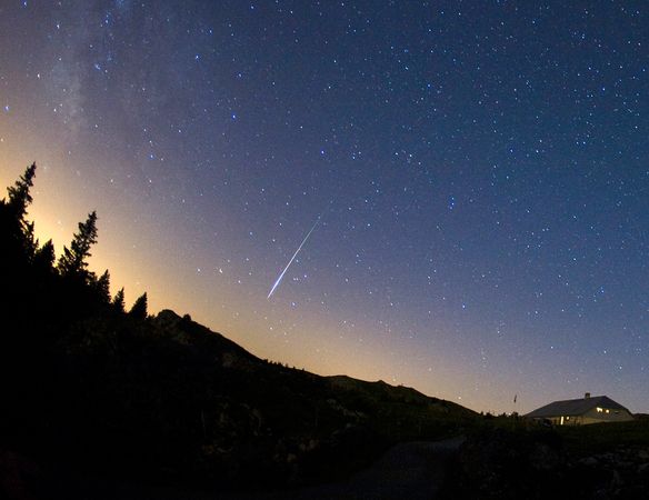 英仙座流星雨如约光临地球(组图)