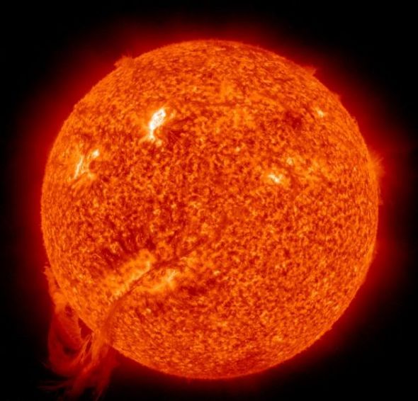 美宇航局太阳动力学观测卫星捕捉的太阳耀斑爆发的壮观美景