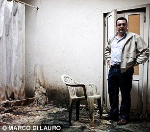 地球物理学家雷纳托·索玛站在一处被弃的建筑物里，该建筑物是被坎皮佛莱格瑞火山产生的硫磺沉积物毁掉的。