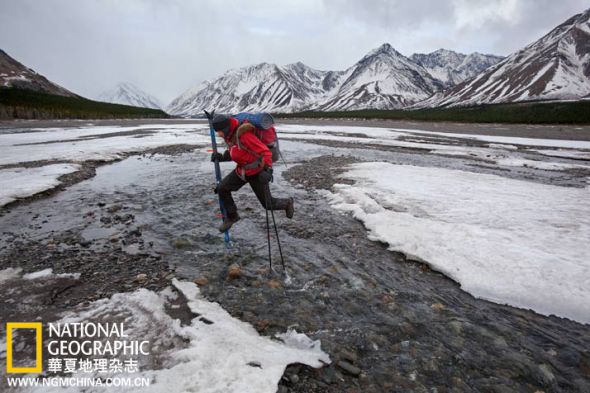 4月17日，迪林杰河“我尽了最大努力，滑雪靴里还是被雪水浸透了。”斯库尔卡努力地跳过几条小河，“夜间，所有的东西都冻得硬邦邦的，早晨我只好逼着自己把脚塞进冰靴子里。”