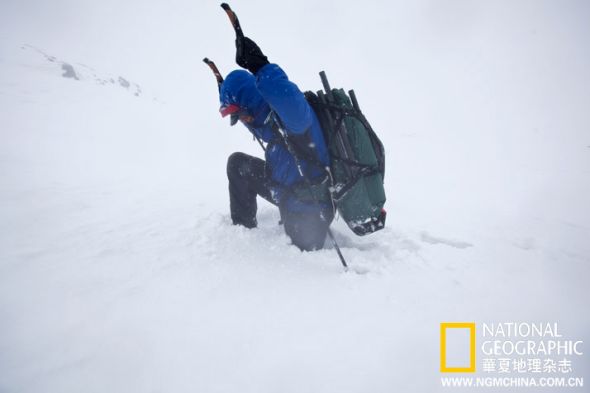 问题出在半融化的雪上，一大团一大团挂着冰碴的烂雪块撑不起滑雪者的体重。在阿拉斯加山脉，斯库尔卡费尽力气，却深陷冰雪之中。
