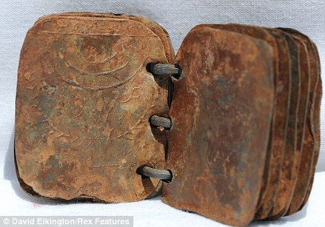 在发现铁书的地方发现的其他古物，其中包括一个碗状香炉。