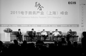 分众传媒董事局主席江南春（左二）称，他个人已投资了两家电子商务公司。早报记者 鲁海涛 图