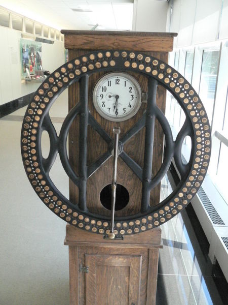 1930年代，IBM的计时器业务部门终于推出一款名为“Daily Dial”的考勤机