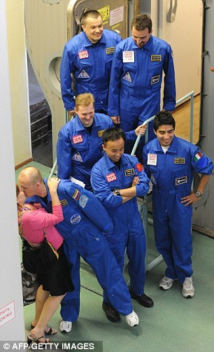 过去14个月，机组成员与家人和朋友联系的机会非常有限