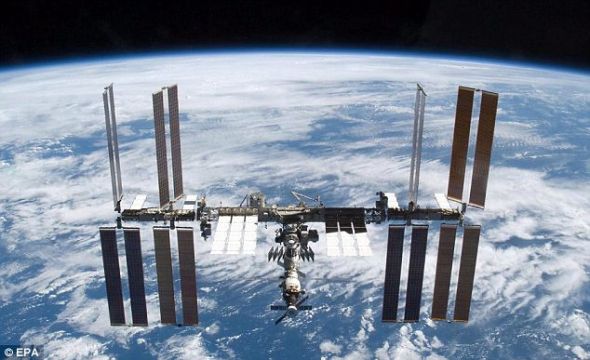 国际空间站，运行轨道与地面间的距离超过200英里（约合321公里）
