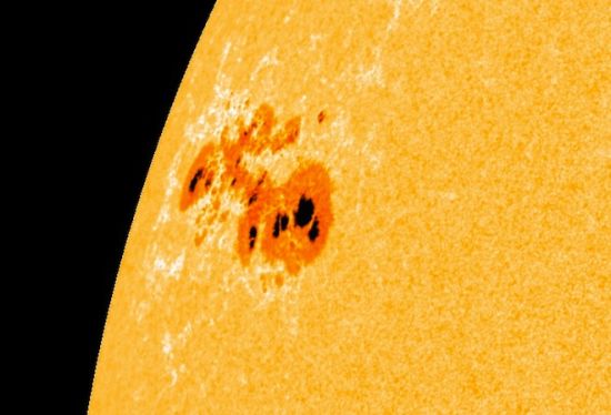 太阳表面现直径4万公里巨型黑子(图)