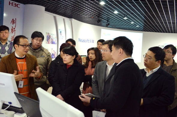 启云CEO王钧为张桂华副主任和参会嘉宾介绍云业务