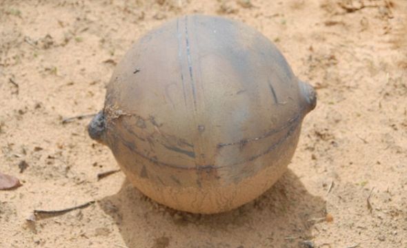 坠落纳米比亚一偏远地区的神秘金属球，落地时砸出一个深12英寸（约合30米）的大坑