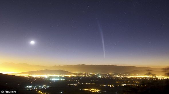 12月22日拂晓，洛夫乔伊彗星驾临圣地亚哥上空。掠日幸存之后，这颗彗星成为全世界天文爱好者的关注焦点