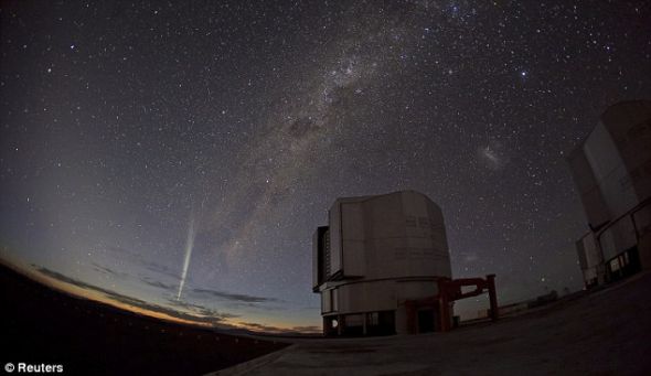 驾临欧洲南方天文台上空的洛夫乔伊彗星。这座天文台位于智利阿塔卡马沙漠的帕拉纳山