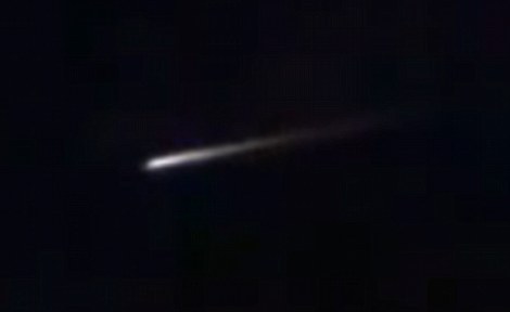 俄罗斯火箭爆炸形成红色火球划破夜空(图)