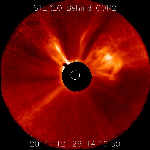 国宇航局的STEREO-B探测器拍摄的影像，显示12月26日太阳发生的一次日冕物质抛射（CME）事件。图像右侧可以看到爆发导致大量物质被抛射进入太空