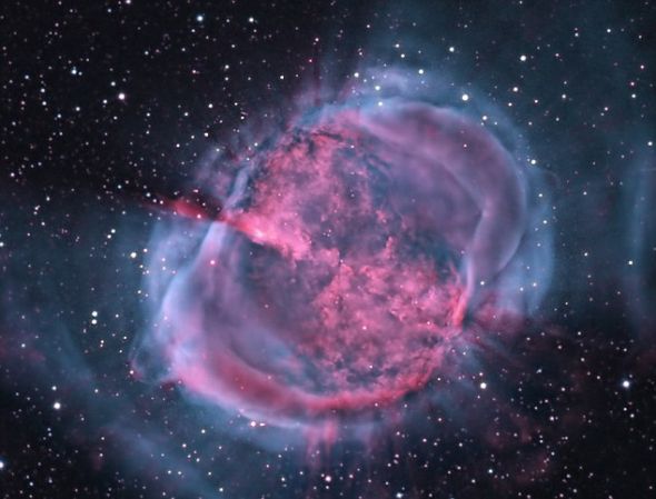  哑铃星云是一个“行星状星云”，这是我们的太阳在内核的核聚变停止后，也将产生的一种恒星残余物