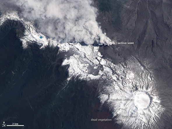 每日卫星照：智利火山爆发烟柱从裂缝升起