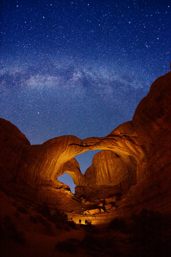 2011年10月19日，犹他州拱门国家公园“双拱门”与银河系星星的图片