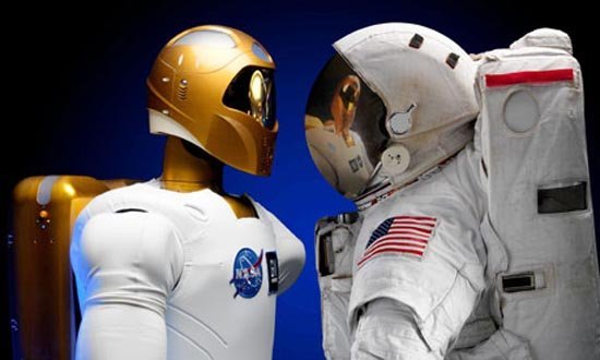 最近人类的宇航员和机器人宇航员首次在太空实现了历史性的握手