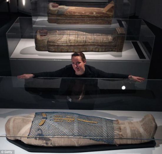 展会官员汉恩科-吉克正在观看一些可以上溯到公元前4000年的珍贵藏品