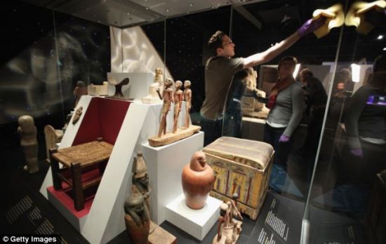工作人员正在为苏格兰国家博物馆举行的迷人木乃伊展的开幕式做最后的准备，这里展览有关古埃及死亡及重生的故事
