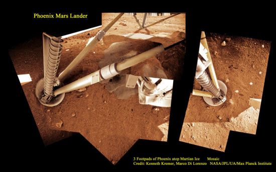 凤凰号火星探测器的三座支架，它在火星北极高纬度冻土带的考察证实这一代近地表下存在水冰和富含盐分的土壤。此次如果被选中，洞察号探测器将继承凤凰号的使命，钻入火星地下5米深处进行考察。