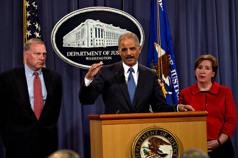 Caption: American attorney general Eric Huoerde (be placed in the middle) chair hold a press conference, described judiciary to reach the lawsuit that books publisher initiates to the apple, content is to accuse its conspire value of book of drive up electron. 
