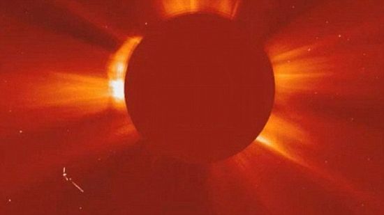 美宇航局观测卫星拍到太阳附近奇特物体 极似飞船(组图)