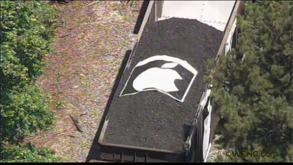 Logo bed sheet of the apple gets off alone, enclothe go up in railroad car coal. 