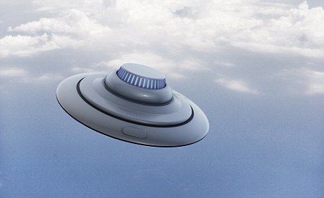 银色飞碟：一个类似于空军上士休斯看到的UFO。据他报告，一个银色飞碟向他飞速冲来，瞬间“擦肩而过”，然后以惊人速度消失在空中。