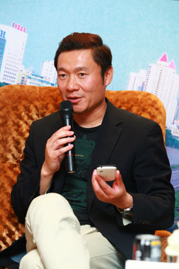 联想集团副总裁、中国区首席市场官魏江雷在乐Phone跑者媒体沟通会上和媒体交流
