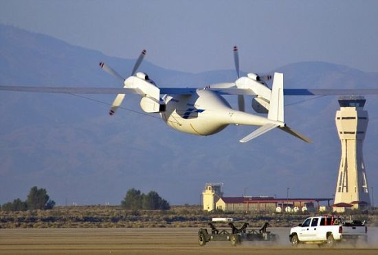 美国宇航局爱德华兹空军基地的德莱顿飞行研究中心，波音公司研制的新型无人机“幻影眼”起飞，进行第一次自治飞机