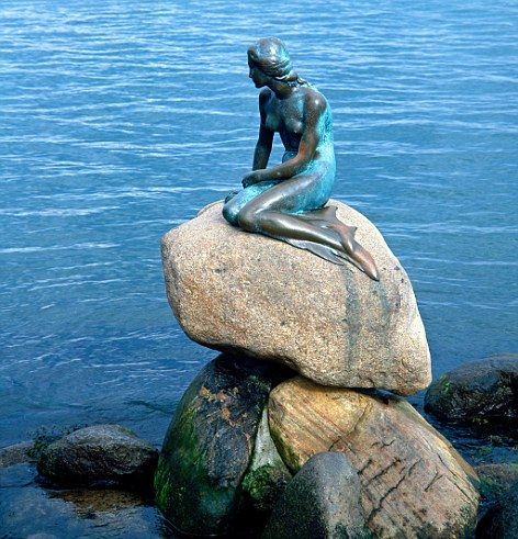丹麦哥本哈根的小美人鱼铜像