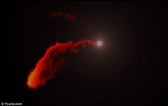 靠近黑洞过程中，气体云被撕裂和拉伸，每小时的速度达到500万英里(约合每小时804万公里)