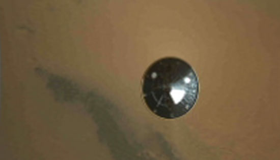 美国太平洋时间8月5日(美国东部时间8月6日),美国宇航局的“好奇”号火星车搭载的火星手持透镜成像仪在火星上空降落过程中拍下了这幅照片。照片展示了直径15英尺(约合4.5米)的隔热罩,此时距离“好奇”号大约50英尺(约合16米) 美国太平洋时间8月5日(美国东部时间8月6日),美国宇航局的“好奇”号火星车搭载的火星手持透镜成像仪在火星上空降落过程中拍下了这幅照片。照片展示了直径15英尺(约合4.5米)的隔热罩,此时距离“好奇”号大约50英尺(约合16米)