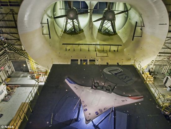 X-48B的速度可达到每小时138英里(约合每小时222公里)，最大飞行高度1万英尺(约合3048米)