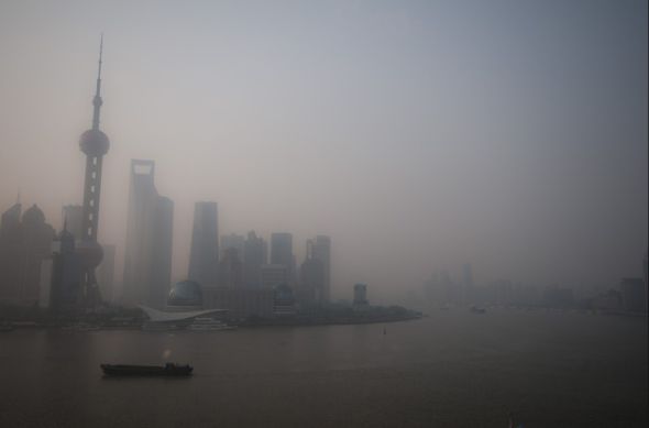 迷雾中的上海浦东。中国经济增速放缓,其根源究竟是创新还是信任的缺失? 迷雾中的上海浦东。中国经济增速放缓,其根源究竟是创新还是信任的缺失?