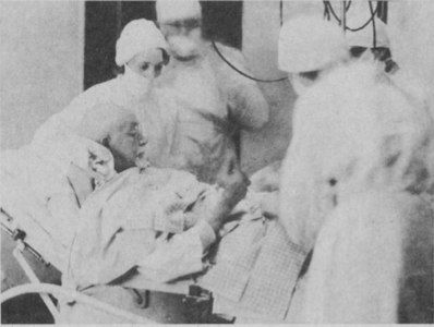 美国外科医生埃文·奥尼尔·凯恩(Evan O'Neill Kane)躺在医院的手术台上，等着做阑尾切除手术