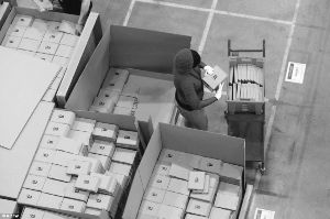 在高强度下，有员工工作几天就瘦了一大圈。