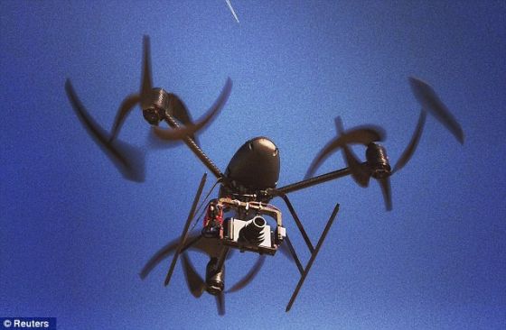 1月31日，美国科罗拉多州梅萨县的大峡谷机场，一架Draganflyer X6远程遥控直升机正在飞行。采用6转子设计，时速可达到20英里(约合每小时32公里)，飞行距离可达到0.25英里(约合400米)，飞行高度可达到400英尺(约合120米)