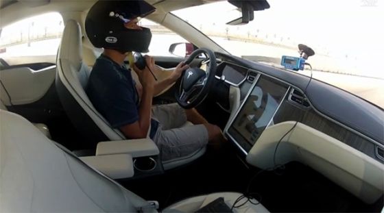 充满科技感的Tesla Model S内部(图为测试人员，所以戴了头盔)