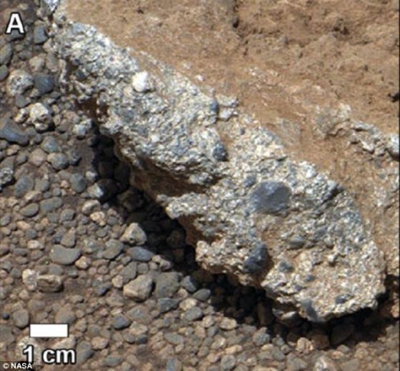 “好奇”号火星车的高清晰桅杆相机拍到的卵石砾岩。在火星上开始的第一段长275米的行程中，“好奇”号发现了大量类似出露岩