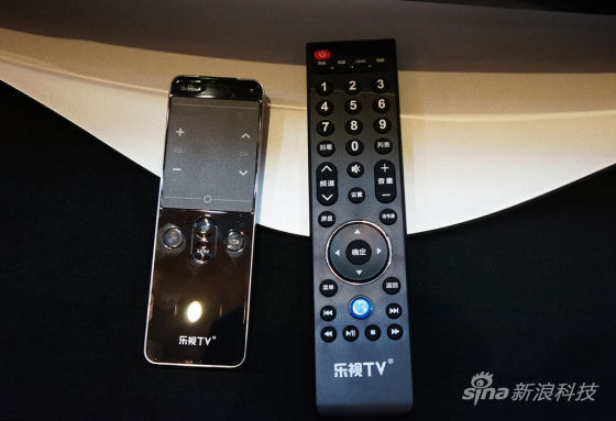 左侧：多媒体遥控器 右侧：标配传统遥控器