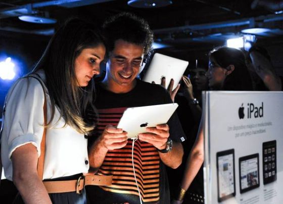 巴西圣保罗,两个年轻人在研究iPad 巴西圣保罗,两个年轻人在研究iPad