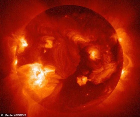 太阳耀斑释放出来的巨大能量迅速冲向地球，对通讯造成干扰