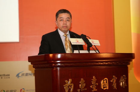 图为卢卫秘书长发布《2013年影响中国互联网发展的十件大事》 