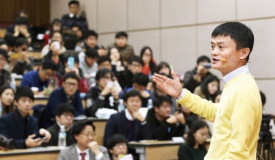 2013年12月10日，阿里巴巴集团主席马云在韩国首尔大学发表演讲